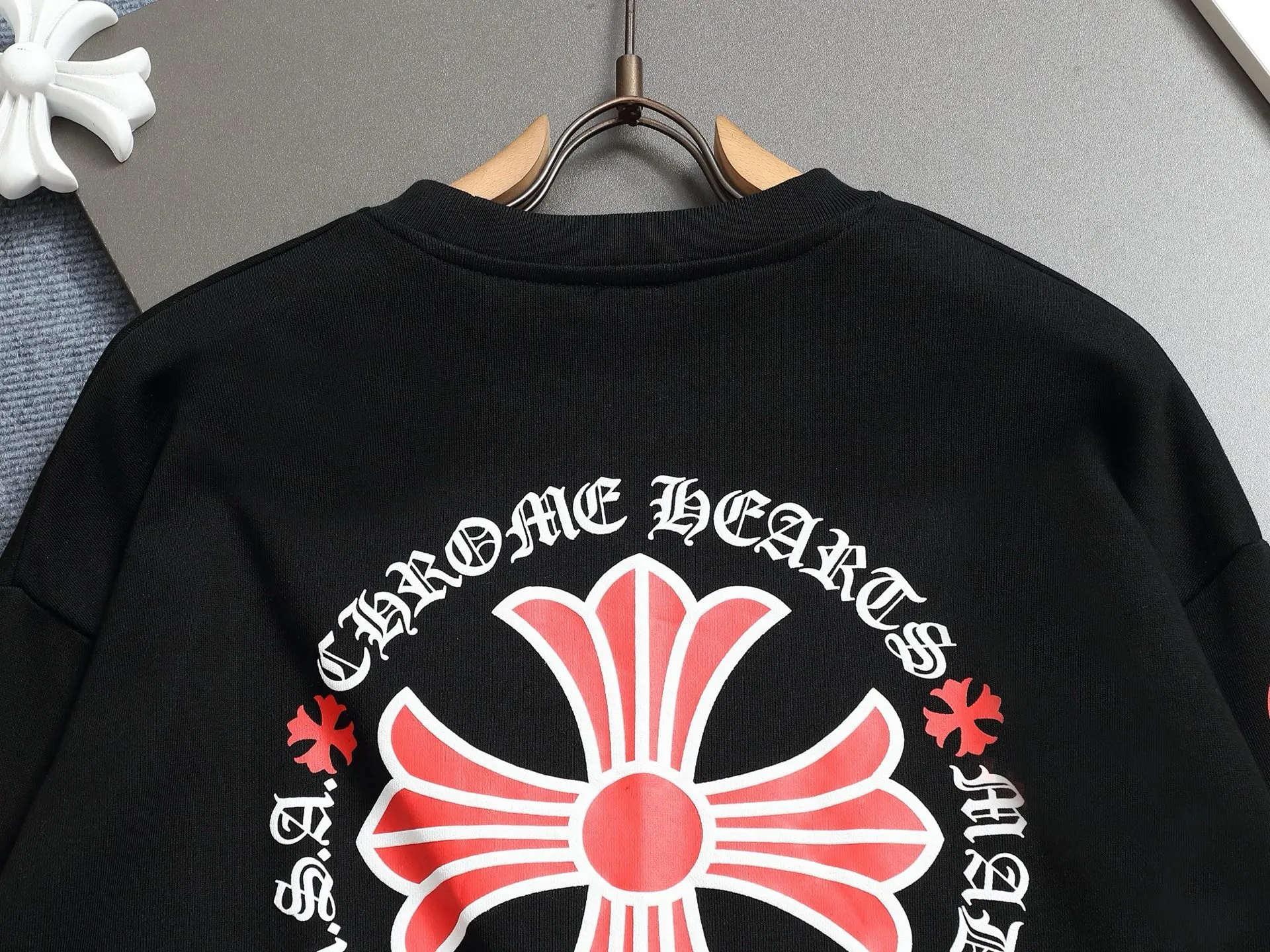 P230 Chrome hearts ch Chrome hearts cross printed round neck sweatshirt, large version, loose and stylish, low version, slim version, upper body and crotch pull, 100% commitment: top quality, not fast food, the highest version on the market, top quality, 420g, 26 custom-dyed double yarn cotton, same style for men and women, complete with three standards. Color: Black White Size: XS-L